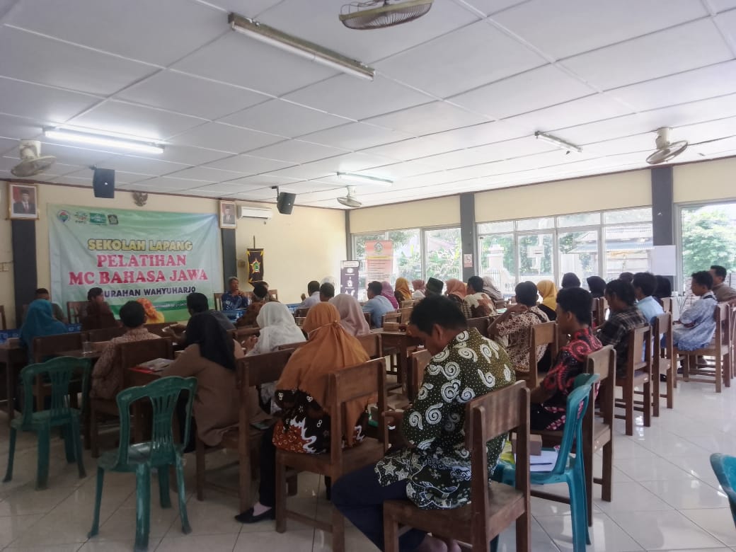 Pelatihan Pranatacara di Pendopo Balai Kalurahan Wahyuharjo